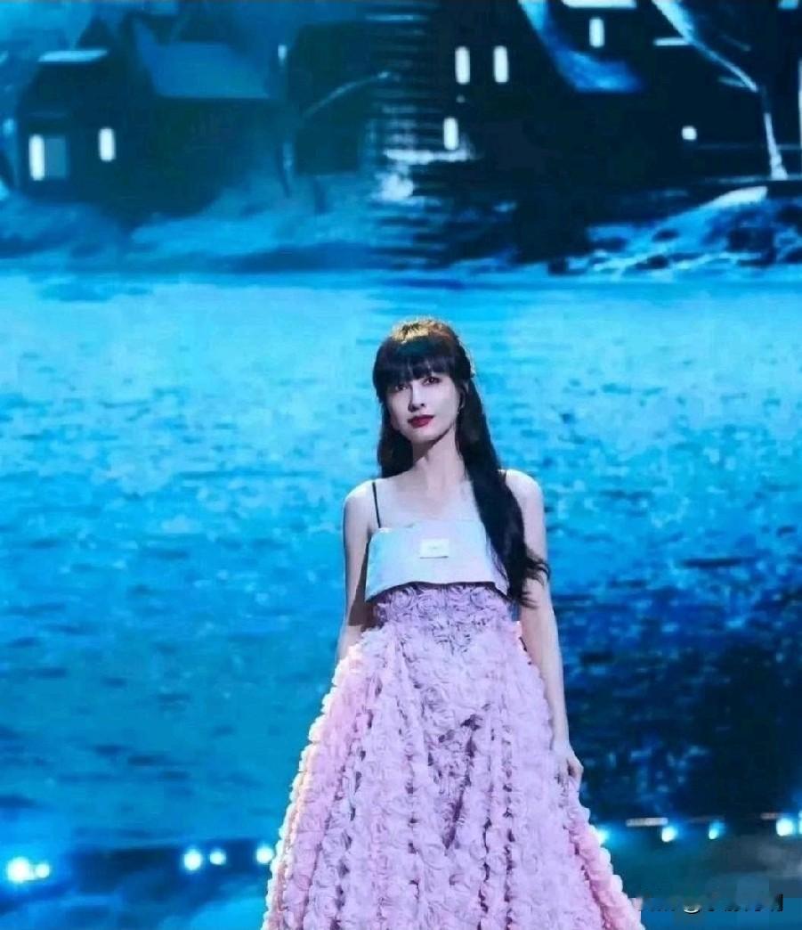 娱乐圈现在流行齐刘海了吗？前有江疏影齐刘海麻辣教师造型，现有吴昕齐刘海淑女造型。