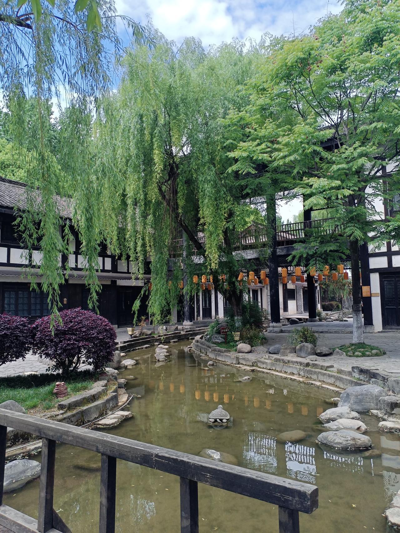 人好不如命好。
    有个本家嫂子，人长的漂亮，哥哥很疼爱，很多事都替她想到干