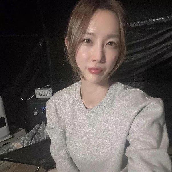 静坐听风声，独对月影长。独得浮生半日闲 独坐小亭观雨落 夜静人独坐 独坐西窗听雨