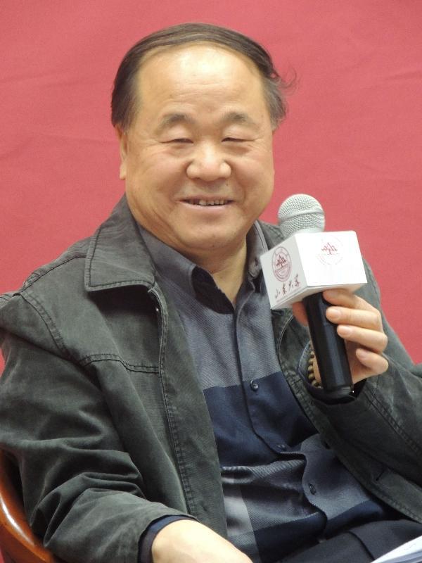 莫言独特的健身方法！莫言先生今年70周岁了，看上去比实际年龄要年轻。他依然在勤奋