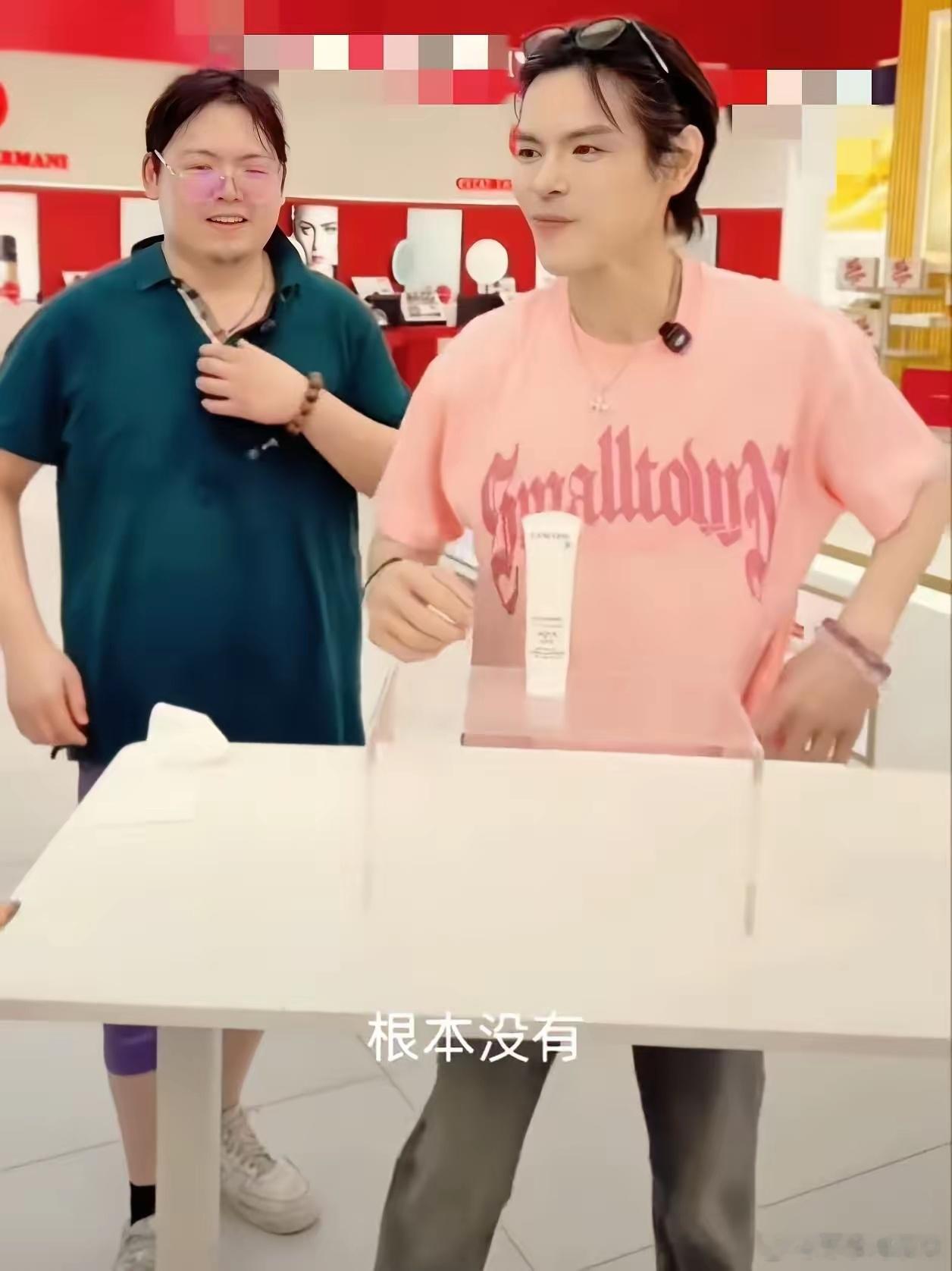 果然贫穷限制了我的想象，有人说向佑可怜，穿的衣服像地摊货，鞋子也脏兮兮的，我特意