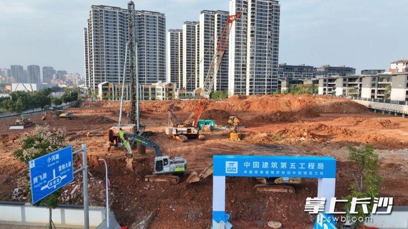 南雅望城学校（初中部）开建15日上午，位于望城经开区同福路与添喜路交叉口东北角的