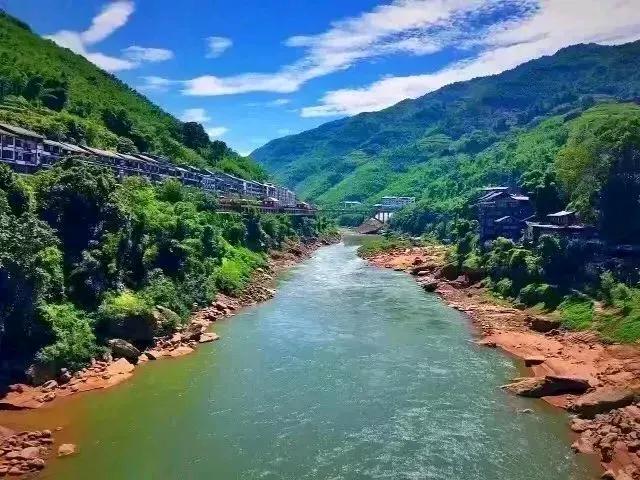 赤水城
文/王鹰

留元坝上一名城，玉带龙风绕脉行。
全市被林朝九覆，之江流水向