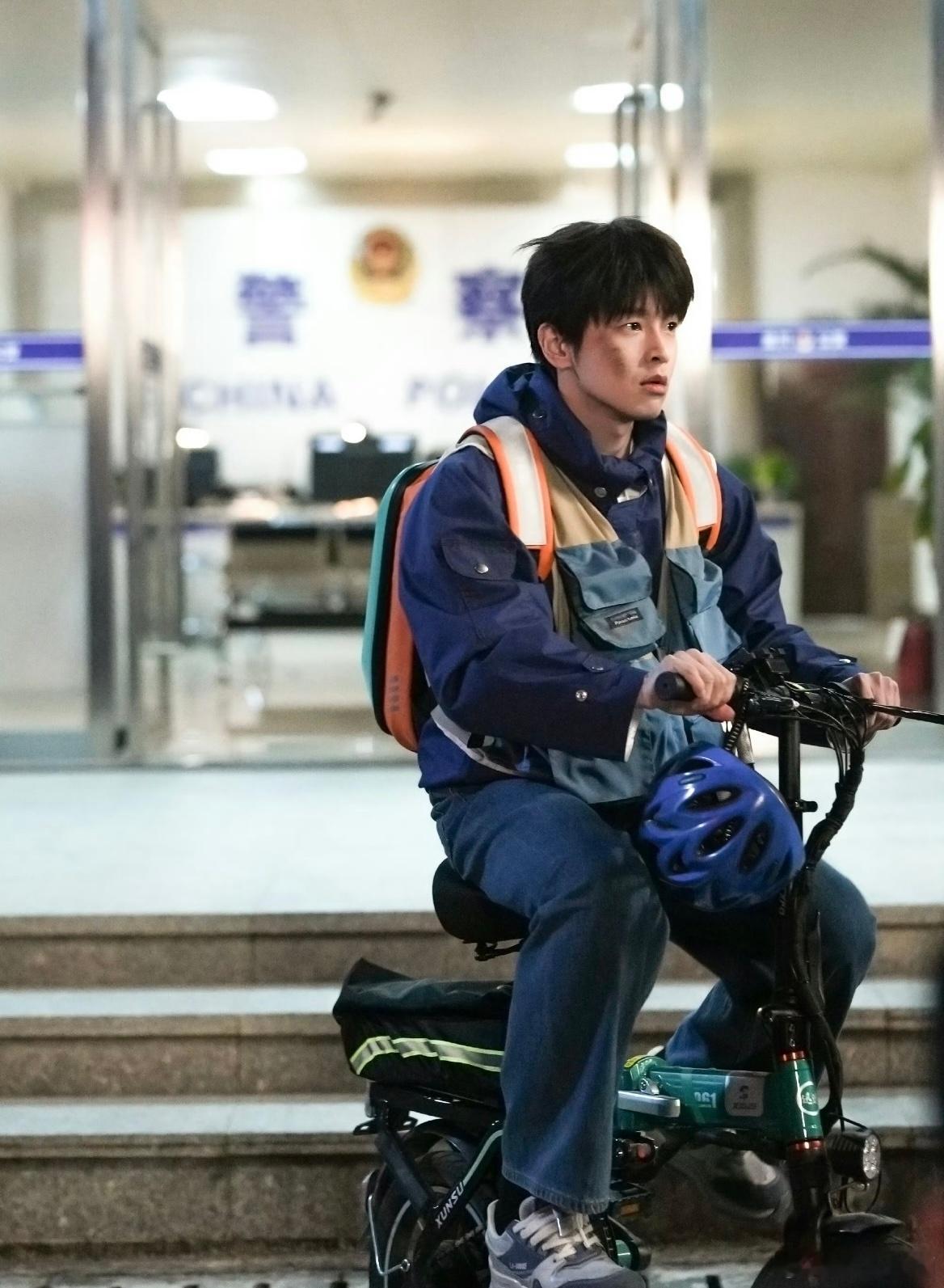 《年少有为》凭借“老板越亏钱越暴富”的反套路设定和密集职场笑点引爆全网。 