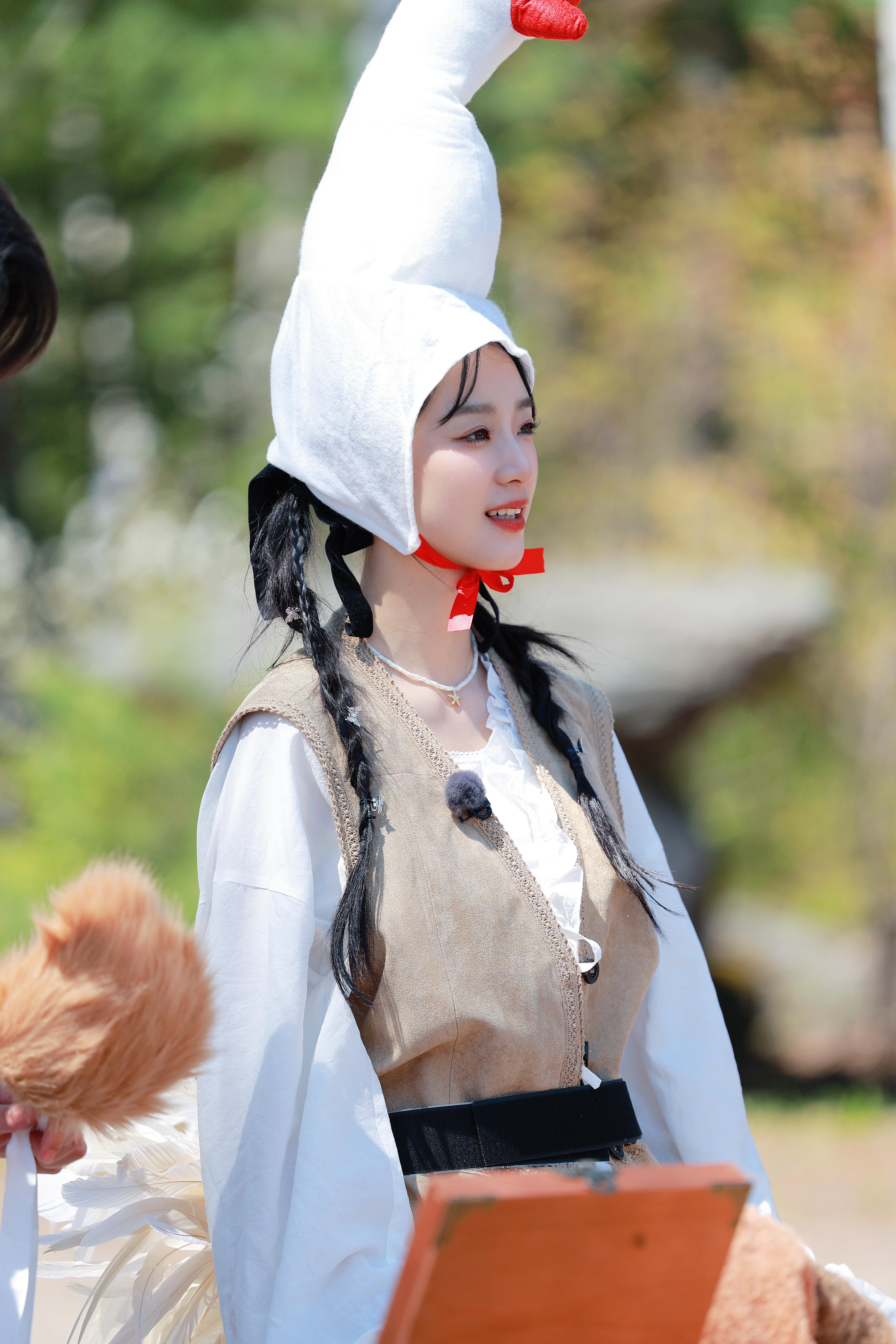 我对王小亿的认知还不太全面王小亿好灵活的翻身印象里女演员上综艺多数美美站着就行，