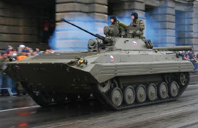 每天认识一件兵器 俄罗斯BMP-2步兵战车BMP-2是BMP-1步兵战车的改良型