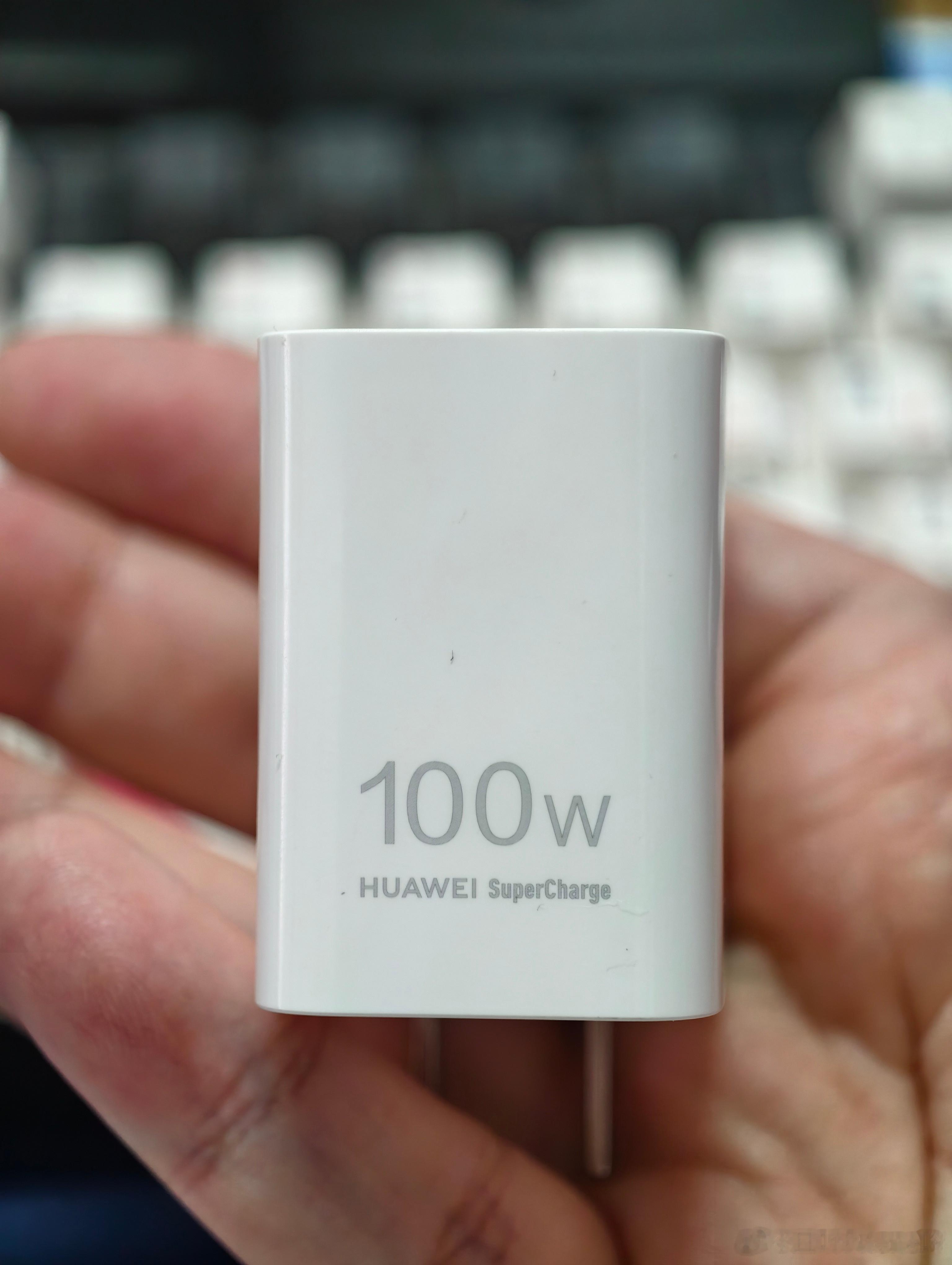 建议所有品牌跟进这种小体积充电头，能做100W，拿着方便，插线板也不会占两个位置