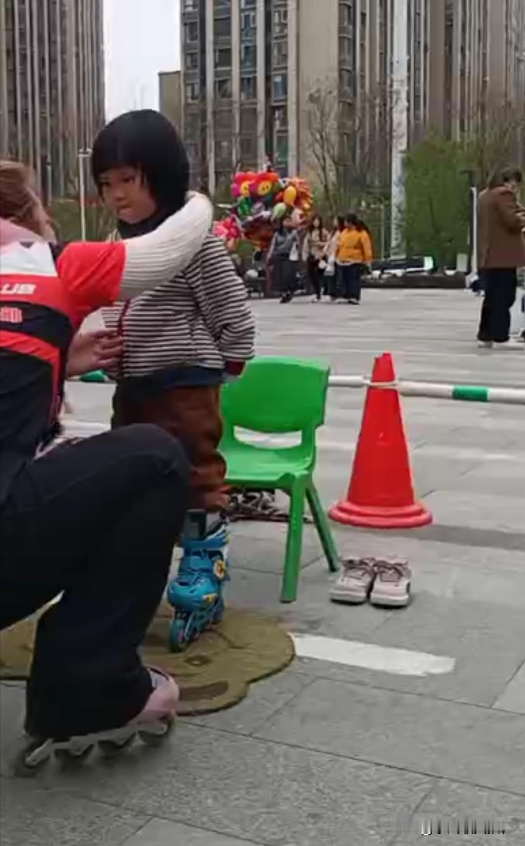 李小铁穿上了滑轮
小区旁边的广场有玩滑轮的训练场，李小铁这些天就一直说要去玩这个