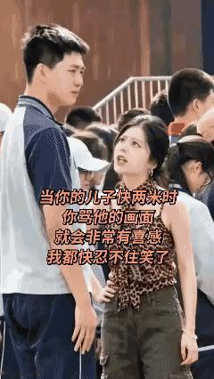 母亲在校园里训斥身高近两米的儿子。应该没有哪位母亲总去校园出自己儿子的洋相。所以