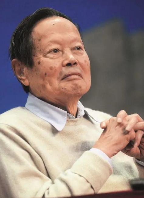 杨振宁的反对毫无作用！2012年，他顶着骂名，坚决反对建造耗资360亿的大型粒子