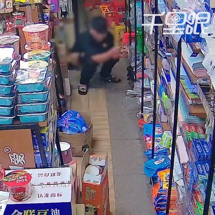 广东东莞这桩发生在超市的离谱事，看得人既生气又匪夷所思。一名男子逛超市的时候，突