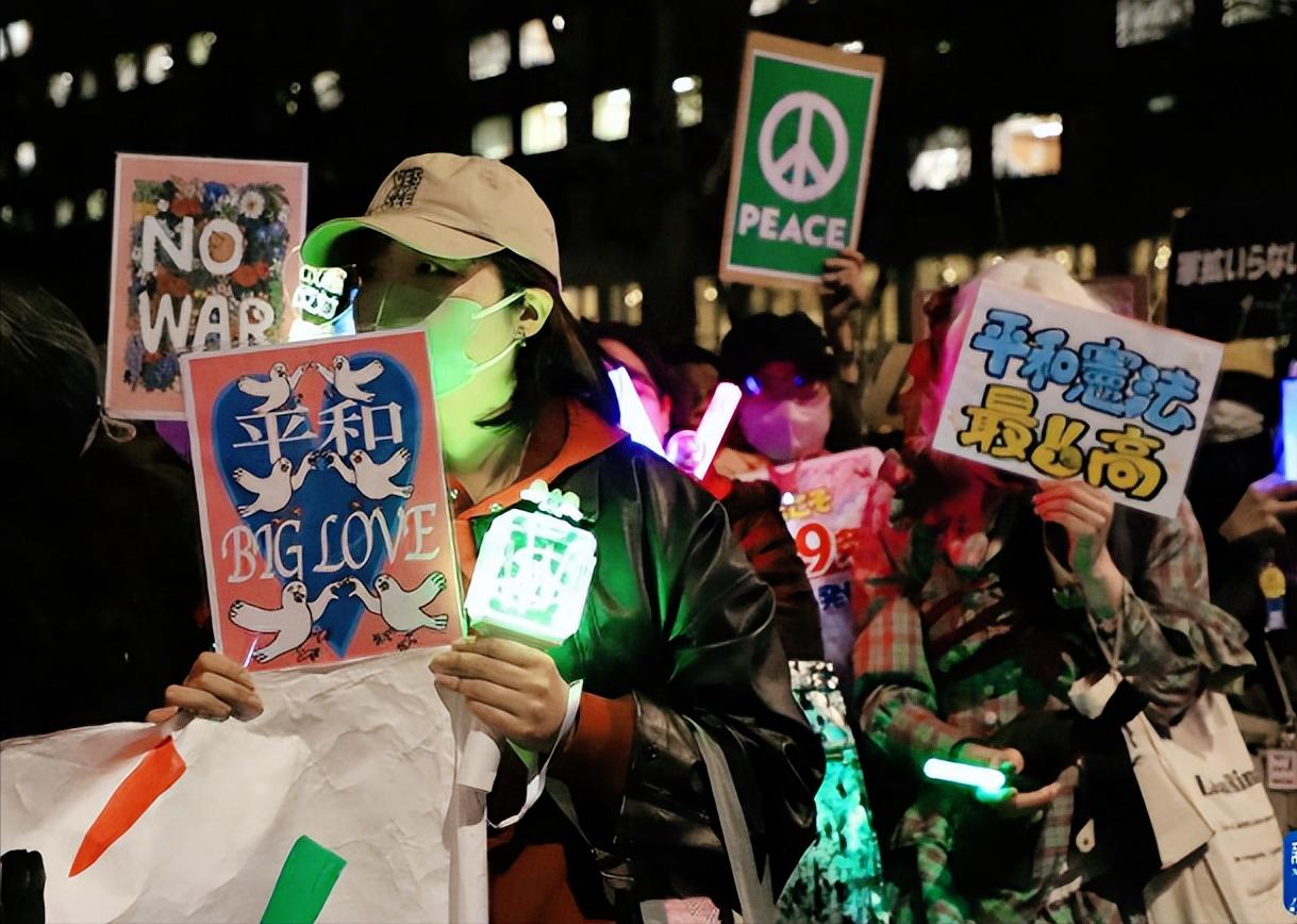 日本很多老百姓也是忍无可忍了，3月19号晚上的东京街头上，上万名日本老百姓扎堆堵