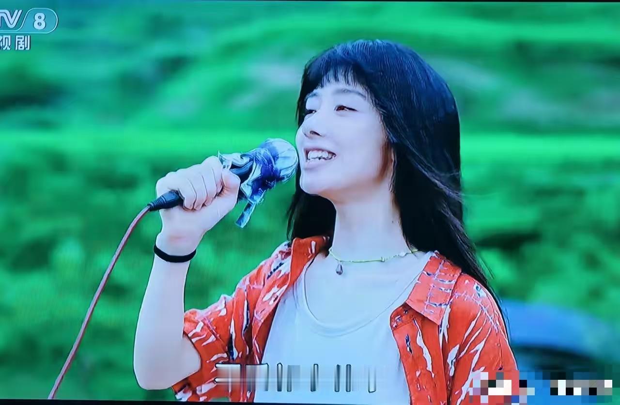 大喇叭里喊自己未婚先孕，挺着孕肚杀猪，进山采草药，集市捡牛，编剧胆真够大的，太扯