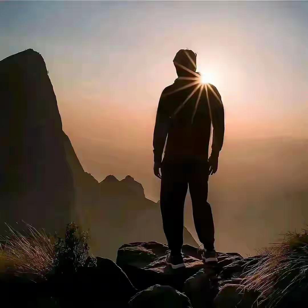 宝，想问你一句，我们是不是彻底回不去了

夜里翻到旧聊天记录，指尖划过那些温柔字