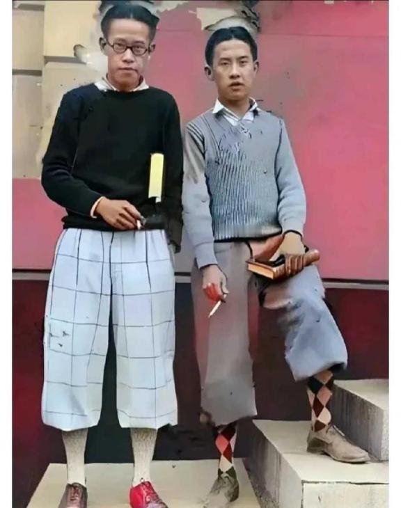 1926年，袁世凯的两个儿子，袁克恒和袁克坚，被拍下了一张照片。当时他们正在美国