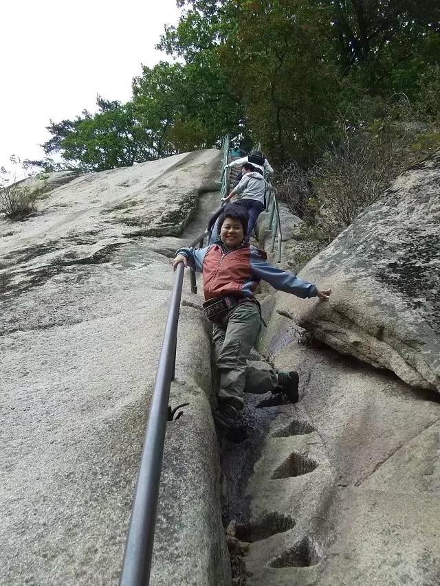 有一座山虽然不高，感觉也不险峻，但是它的难爬却是出名的。特别是它的老牛背、剪眼和