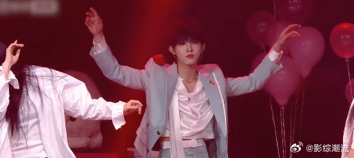 苏新皓散落的华服舞台 苏新皓跳《散落的华服》的时候，我感觉时间都静止了！他的肢体