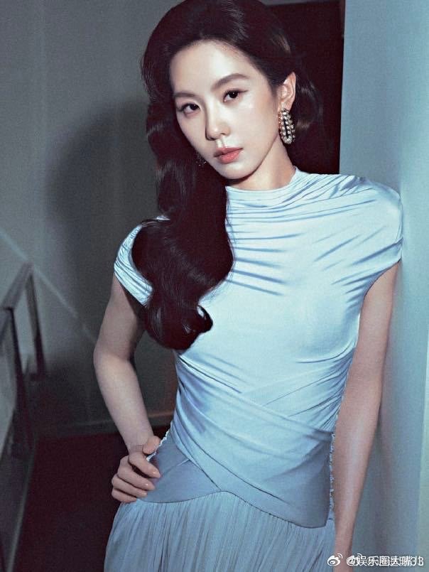 刘诗诗复古名伶既视感 她穿着复古裙装往那儿一站，整个画面都高级了。刘诗诗这张脸配