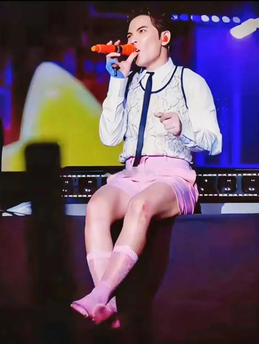 萧敬腾去成都开演唱会，是打算吃通讯录流量嘛！ ​​​