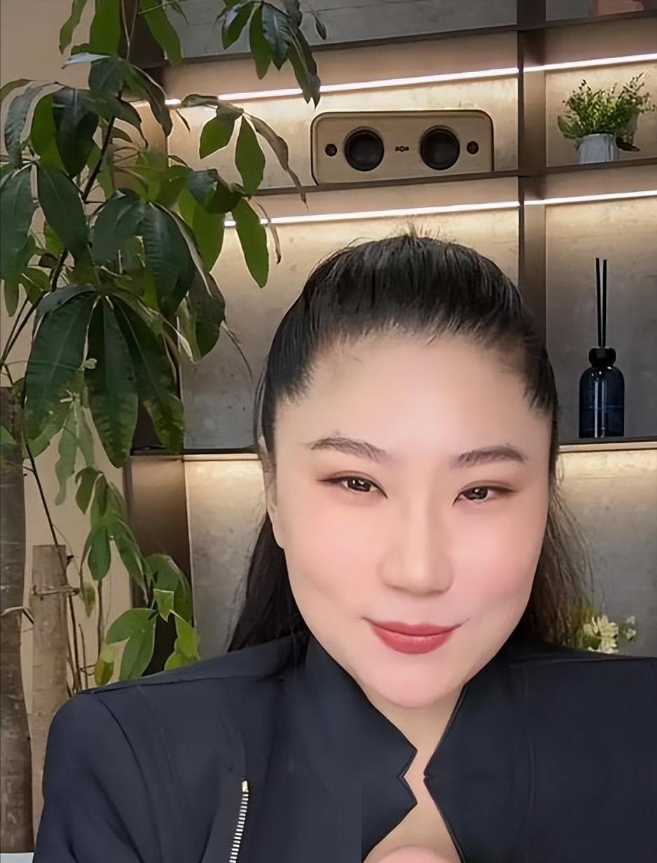 就在7月29日，Coco那套富贵安稳后半生的人设，彻底让网友给锤碎了。
她之前信