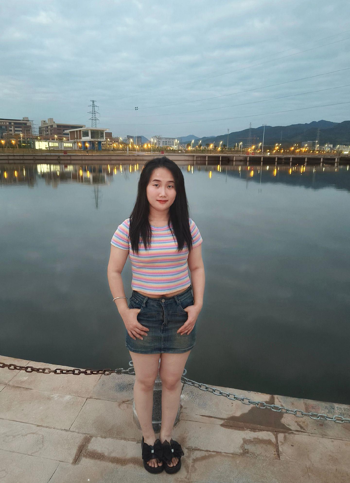 拼不过40岁女人的财力，也没有30岁女人的气质，更没有十几岁女孩的纯洁...