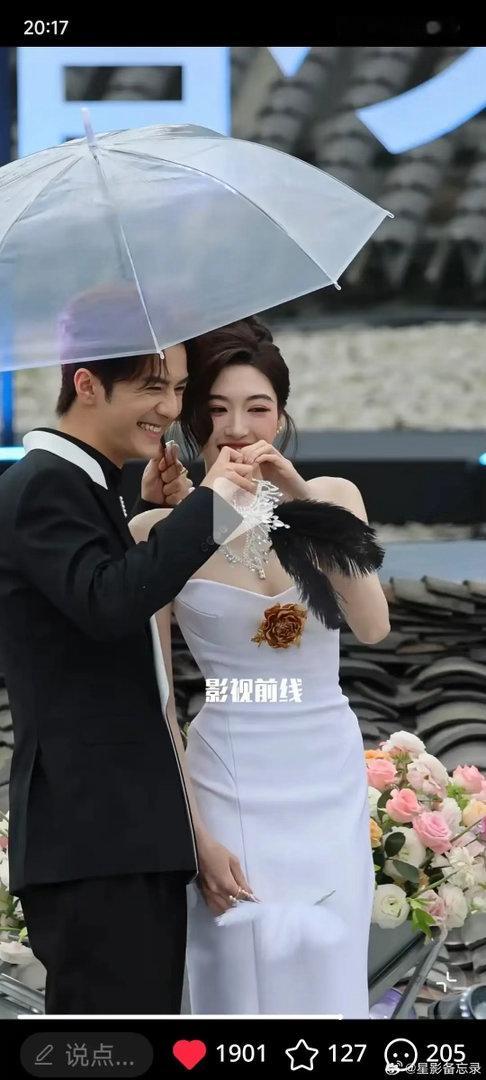 这俩人谁啊，好土，但是土的还很配 