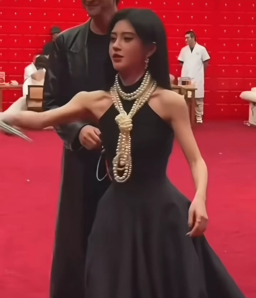 鞠婧祎这肩膀是怎么回事