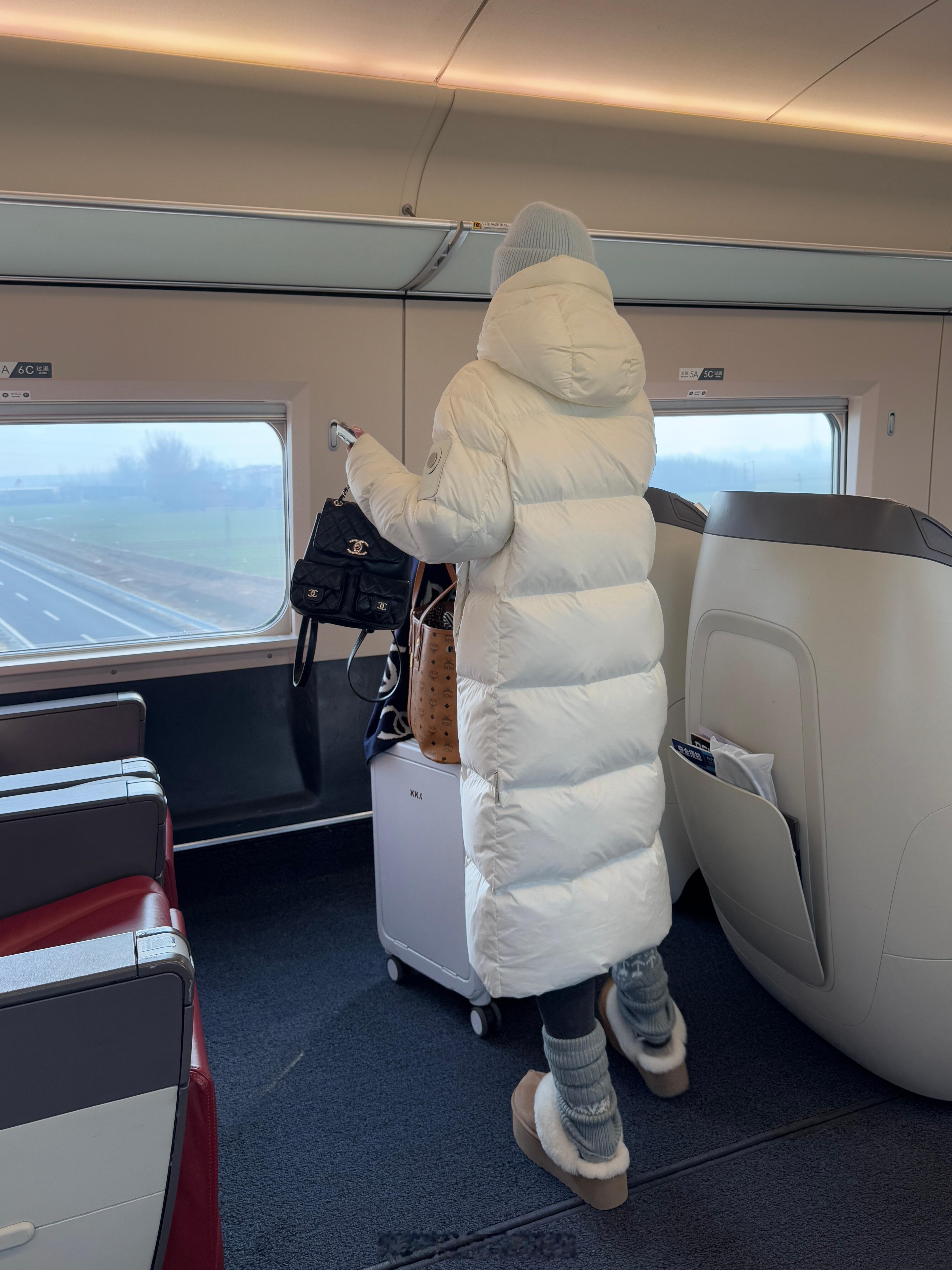 瞬间发现被富养的女孩子一眼就看得出！！！商务座碰到的小姐姐，一上车就注意到了，一