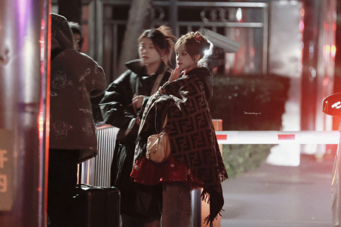 宋雨琦参加春晚备播录制 宋雨琦央视春晚备播录制上班路透红色元素公主盘发造型又萌又