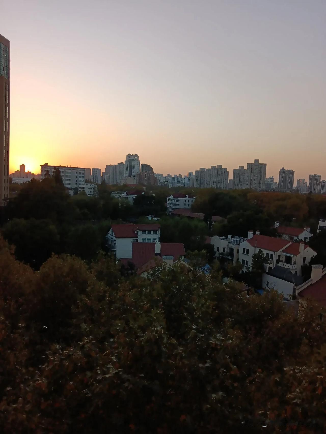 这城市里虽然有着各式庙宇和教堂，可庙宇是庙宇，教堂是教堂，人还是那弄堂里的人。开