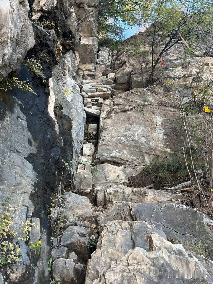 想体验上山容易下山难，应该去爬哪座山？
看到这个问题，我马上想到的是前段时间刚爬