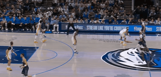 穆迪受伤之前，打了可能是生涯最好的比赛。弱侧三分，追身上篮；单挑弗拉格，两次；强