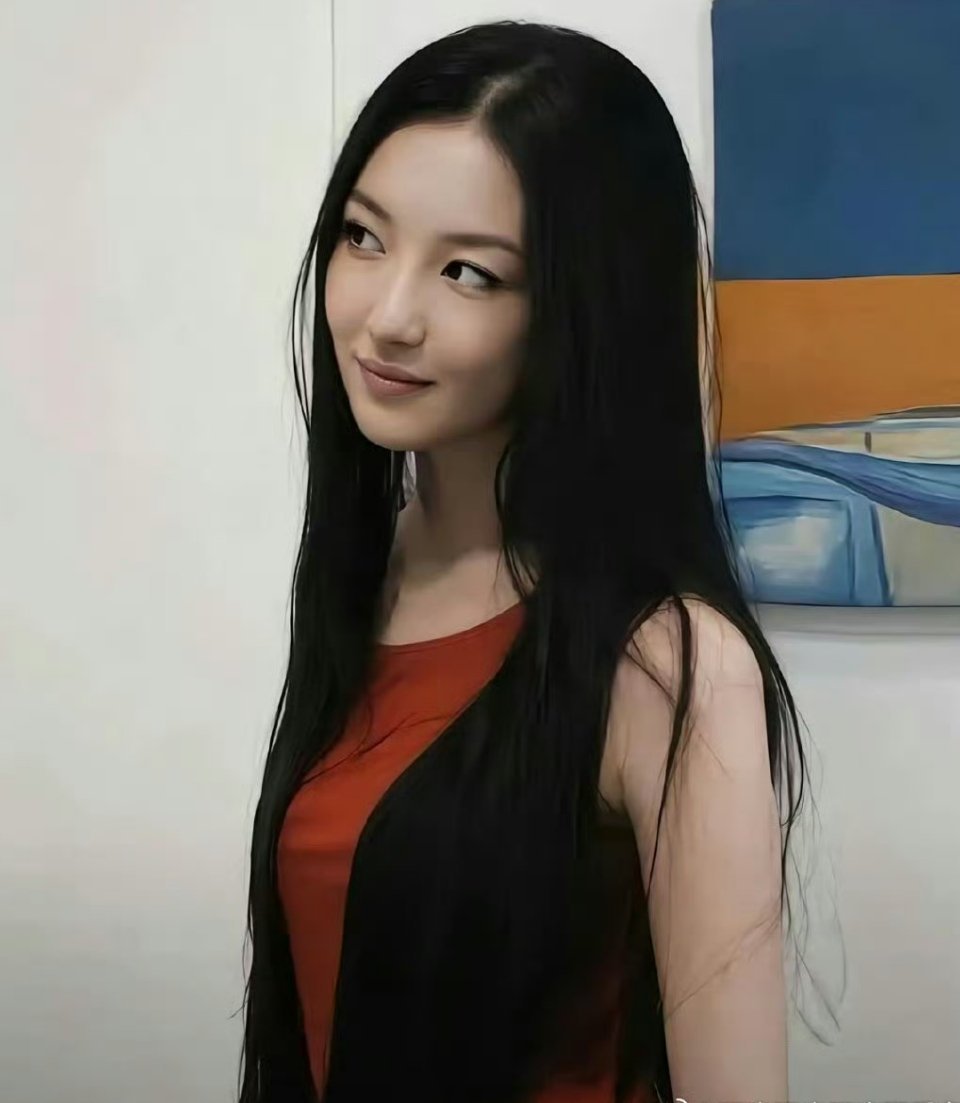 李嫣几乎看不见唇腭裂修复痕迹像一个女明星，一时想不起来，现在的医美技术真能做到完
