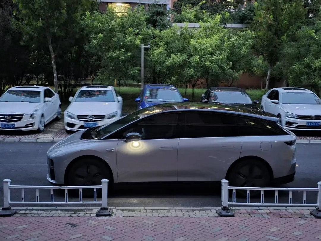 理想i6 2026款于2026年9月开启预订，中型纯电SUV。车身长宽高4950