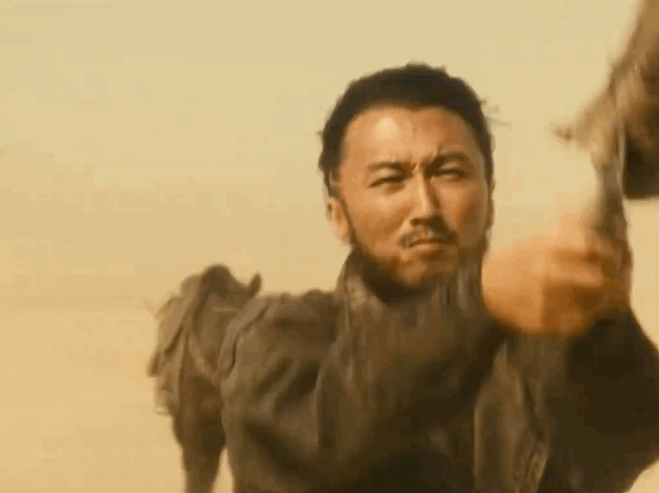 这个镜头我真把谢霆锋认成了雷佳音，头围大了整整一圈，腮帮子也鼓了。 