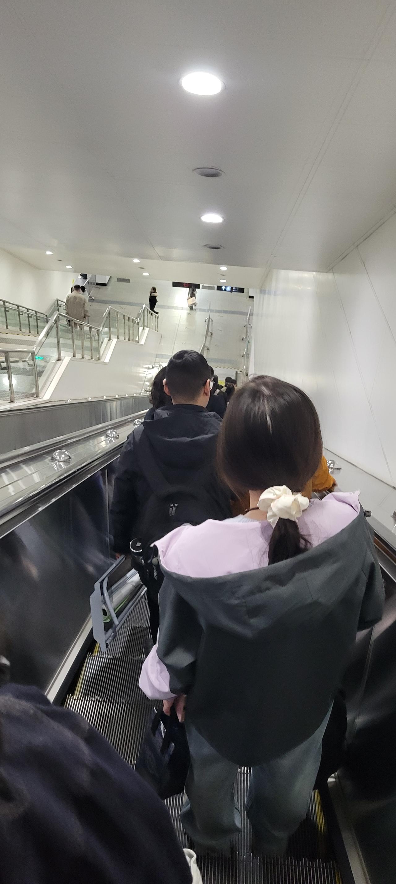 离开兰州三十多个小时后，乘高铁返回兰州，到了兰州西客站后，心里非常高兴，马上可以