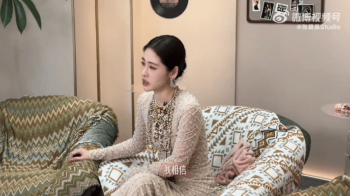 张碧晨说不想输 vlog彩蛋太好哭了！😢 彩排间隙蹲在角落听demo改词，工作
