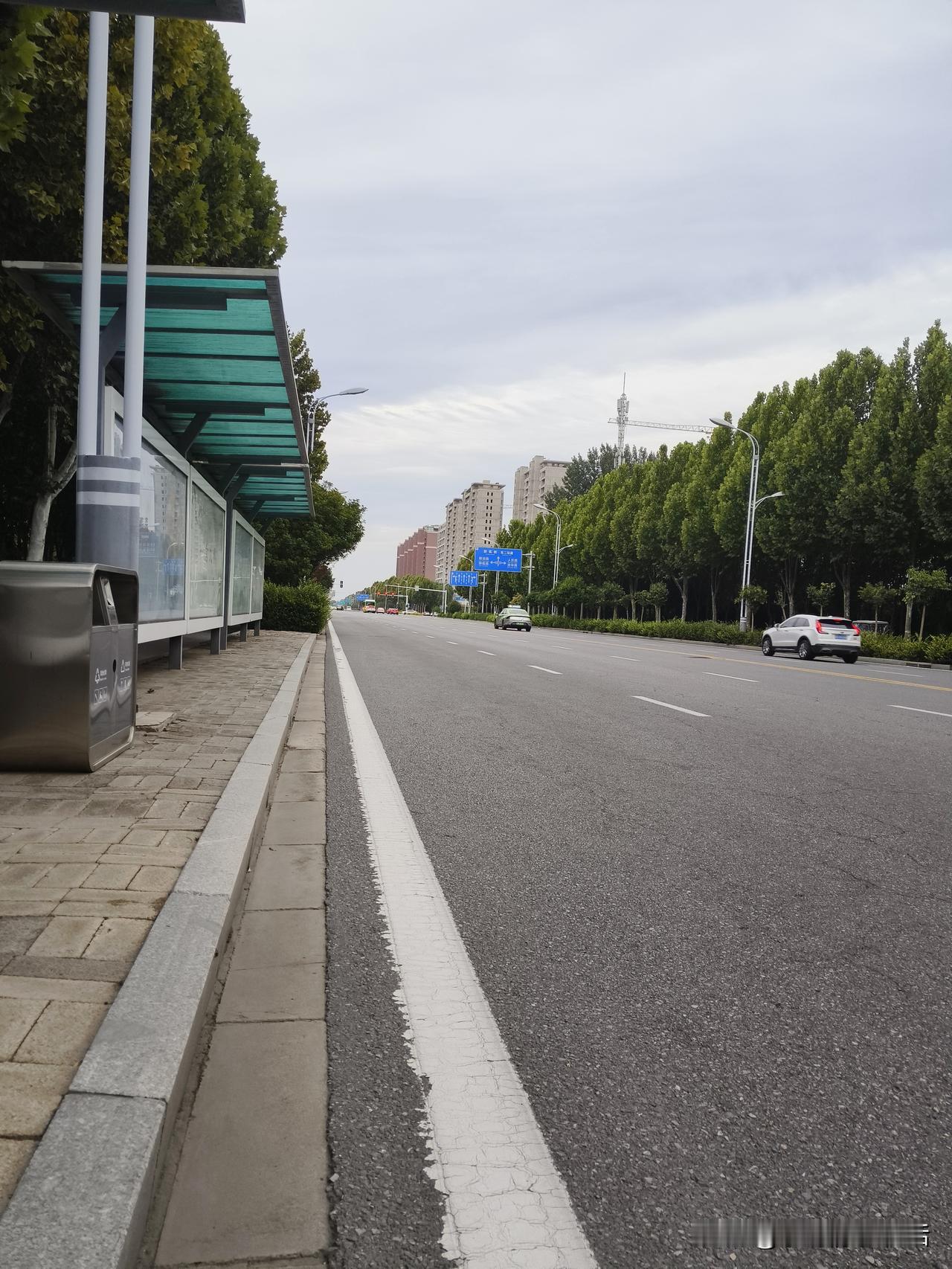 城市街道上，车辆稀少，天气阴沉。
