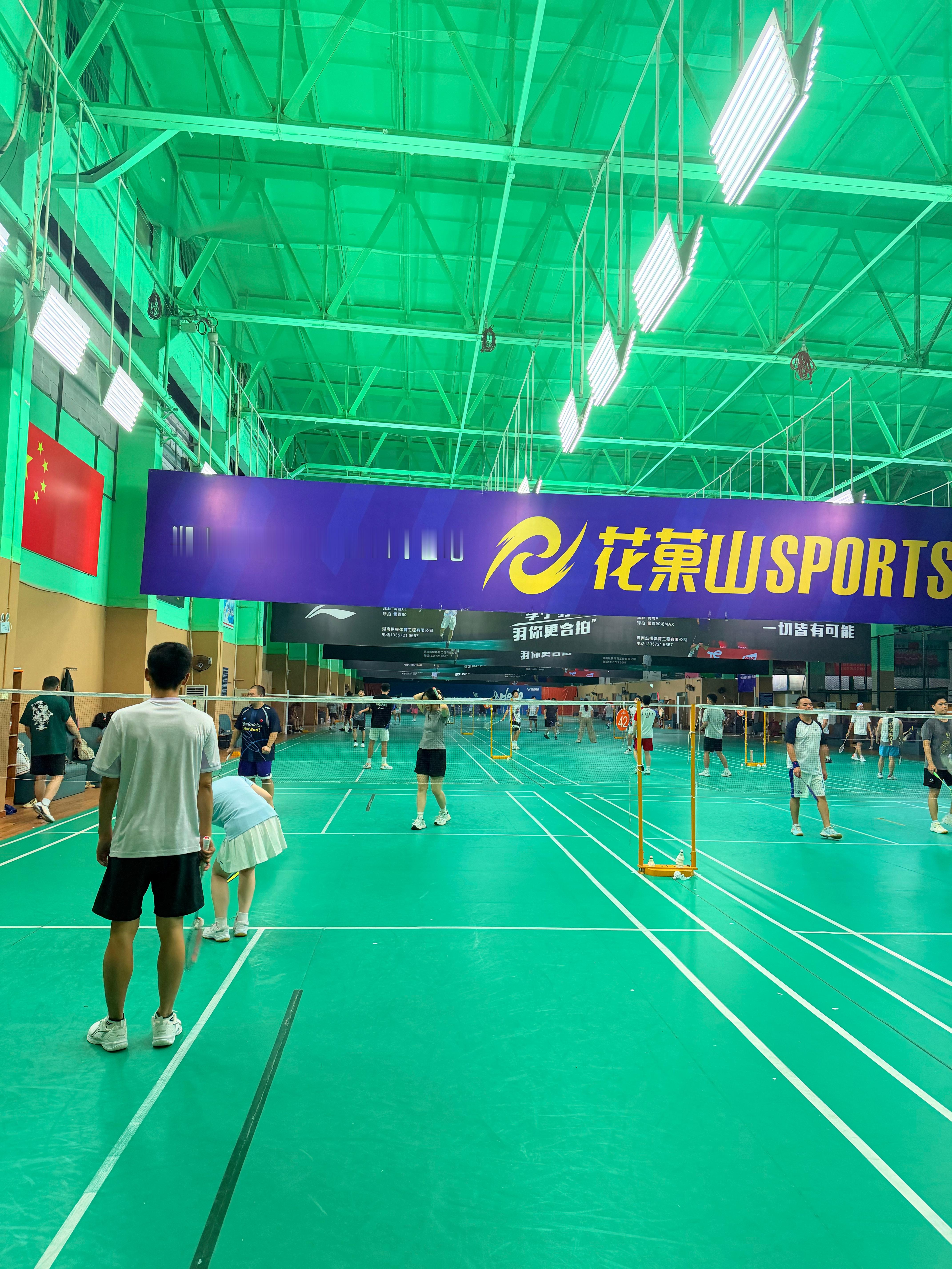来打个养身球🏸来的路上遇到一台小鹏新P7贴了Labubu膜ps：感觉「珠光色」
