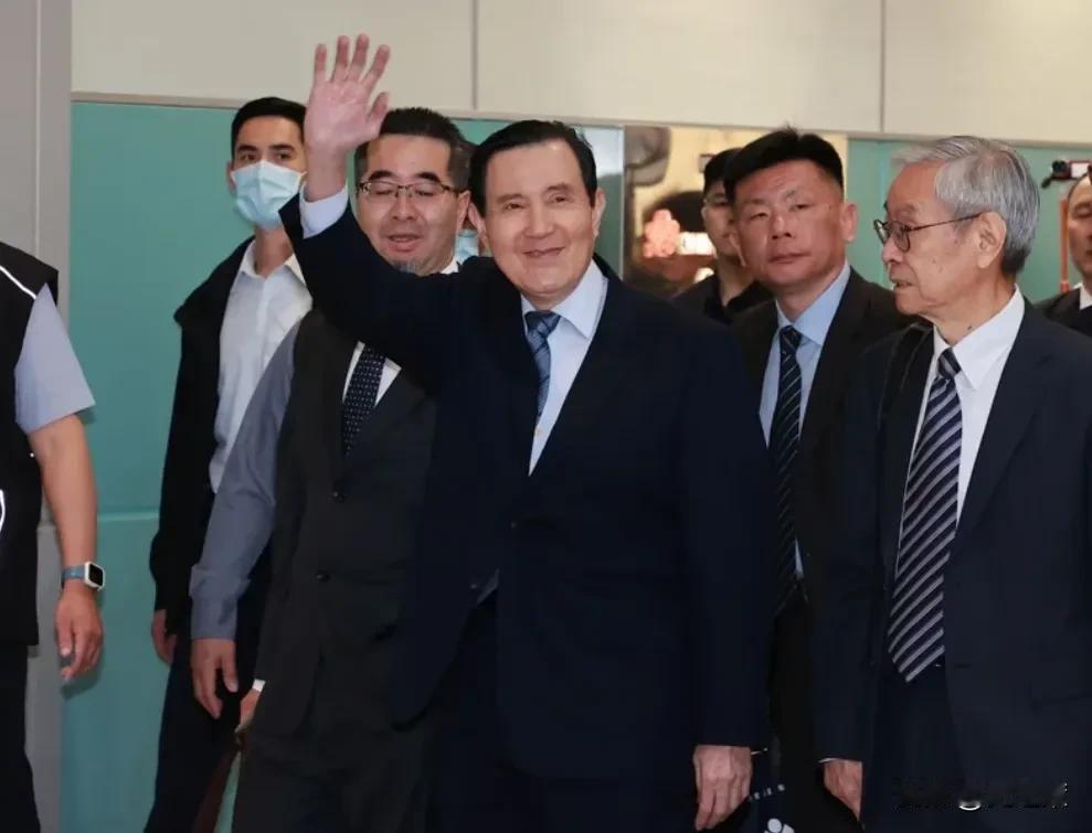 赵少康说，马英九可以接手连战，成为蓝营沟通两岸的桥梁。

昨天，马英九的专机抵达