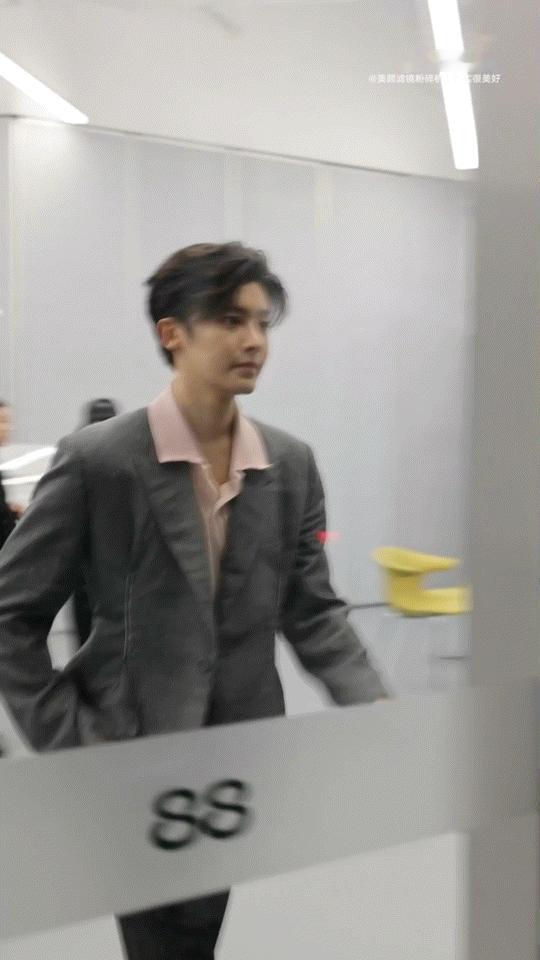 侯明昊生图vs精修图 侯明昊生图比精修还能打！动态里的五官更舒展，眼神超有戏，完