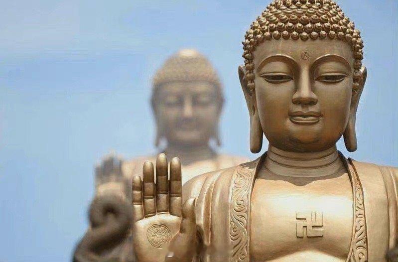 如果这个三种特征都有，在生活中很容易当冤大头。一，上下嘴唇比较厚。二，八字眉。三