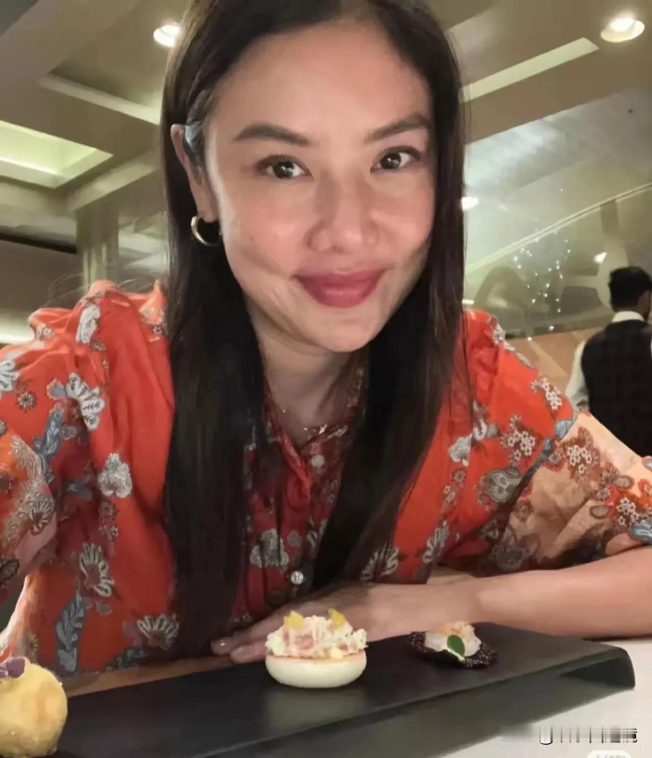 这是黎明的前妻乐基儿在44岁生日派对上的一组照片。
看起来有点蛮，有点富态，有点