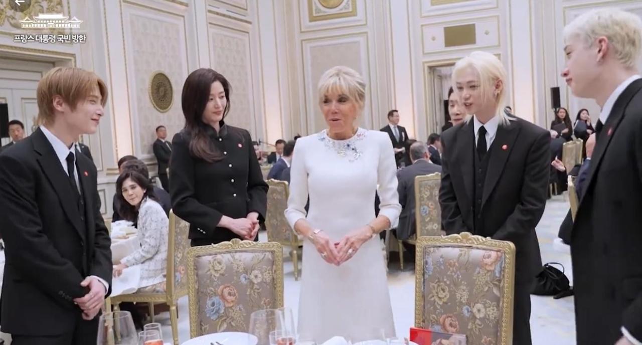 法国第一夫人与明星聊天，穿小白裙气质优雅又减龄，李富真也在场。

近日法国第一夫