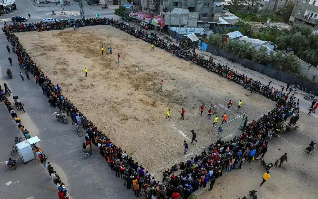 【加沙】球场，比中国菜地球场还“破落”，但是热情似火。[赞]无论球员还是球迷，都