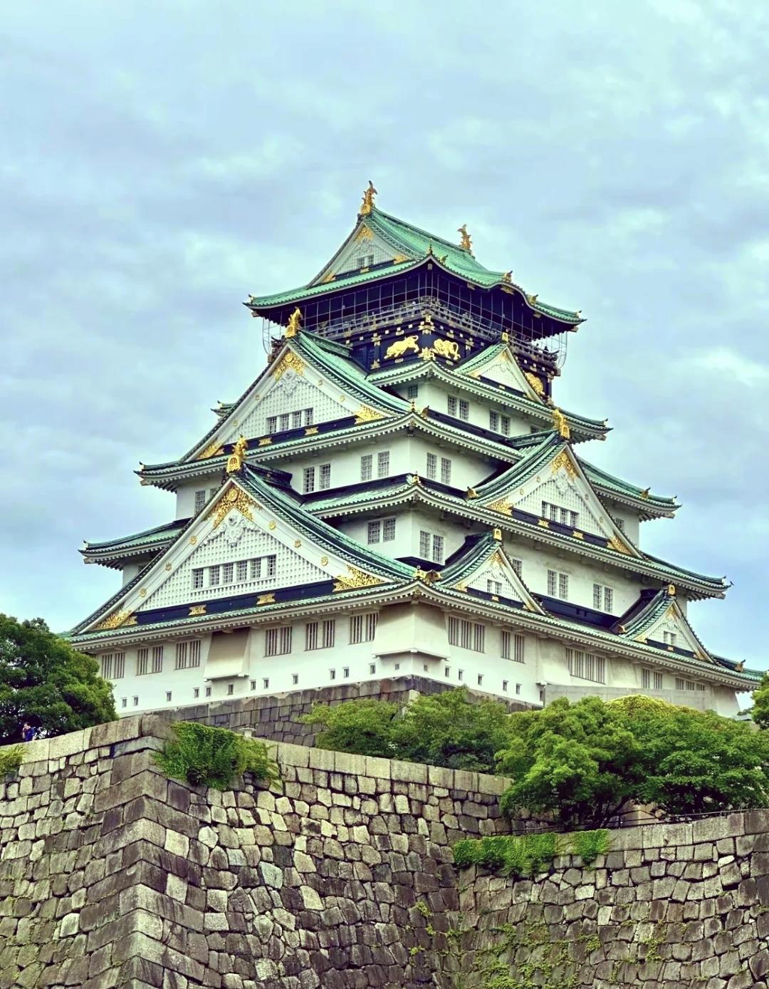 日元贬值对日本旅游业是“双刃剑”。短期看，日元购买力下降让日本成“折扣天堂”，显