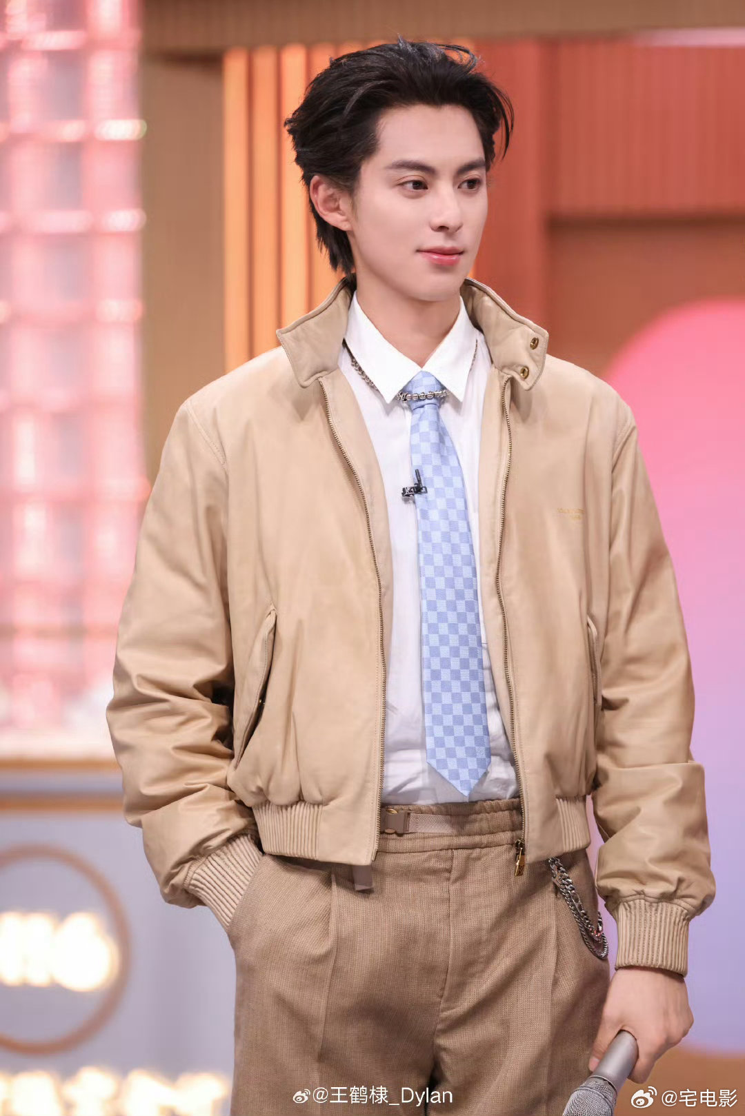  王鹤棣画白鹿简直是抽象派你好星期六 看完王鹤棣画画，只想说：你是懂拆字的。 