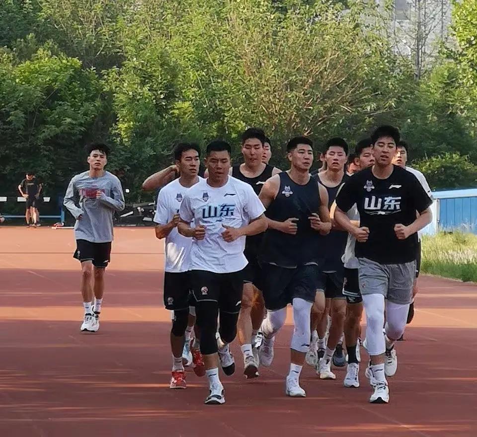 鞠维松指导接任的消息，并不属实。还是那句话，耐心再等几天，肯定是端午节后
山东男