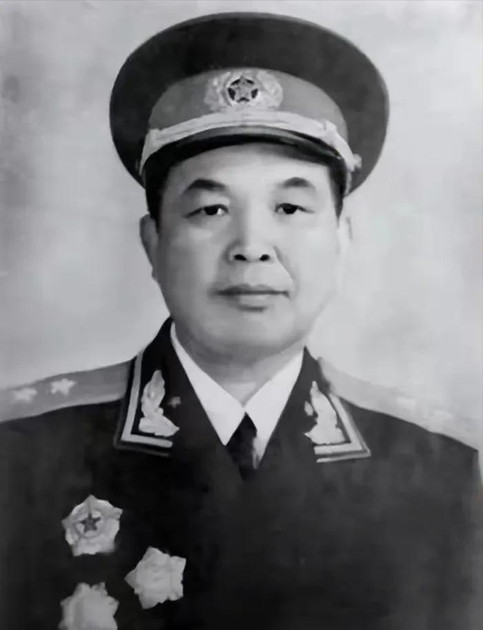 1953年，西康军区司令员刘忠，得知母亲和原配还在世，便携现任妻子回乡，当他看到