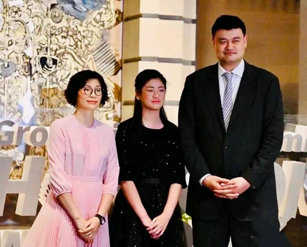 姚明女儿姚沁蕾身高已经超过了身高1米9的妈妈叶莉。